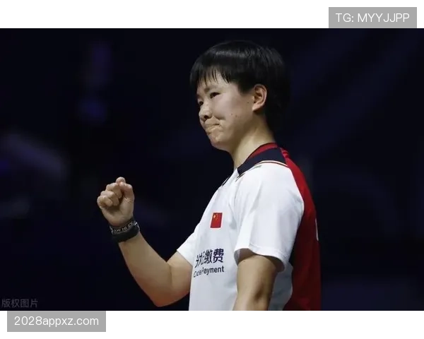 何冰娇训练完直接瘫在场边啃蛋白棒，这自律狠人连喘口气都在算卡路里？