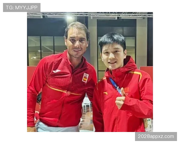 樊振东训练完直接去吃路边摊，球拍还抵在电动车上